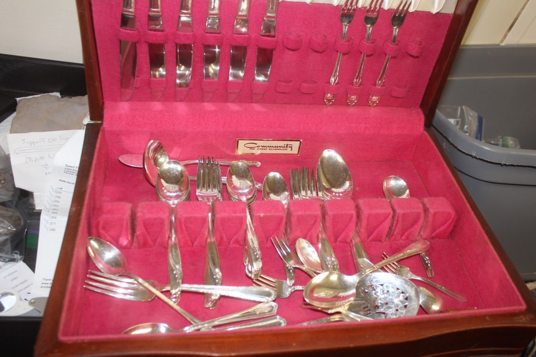 Lot of Silverplate Flatware (1 of 9)