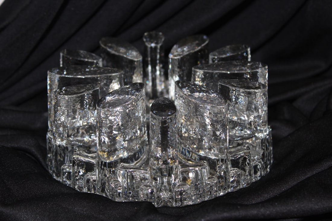 A Glass/Crystal Stand: 6 1/4" in diameter