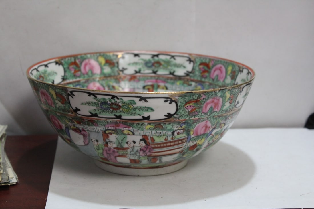 A Decorative Chinese Rose Medallion Center Bowl: 10 1/4" in diameter