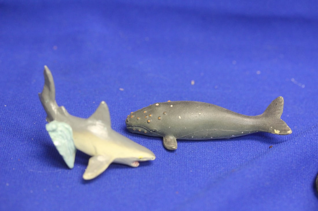 Lot of 2 Plastic Sea Apex: longer= 3 1/2" long