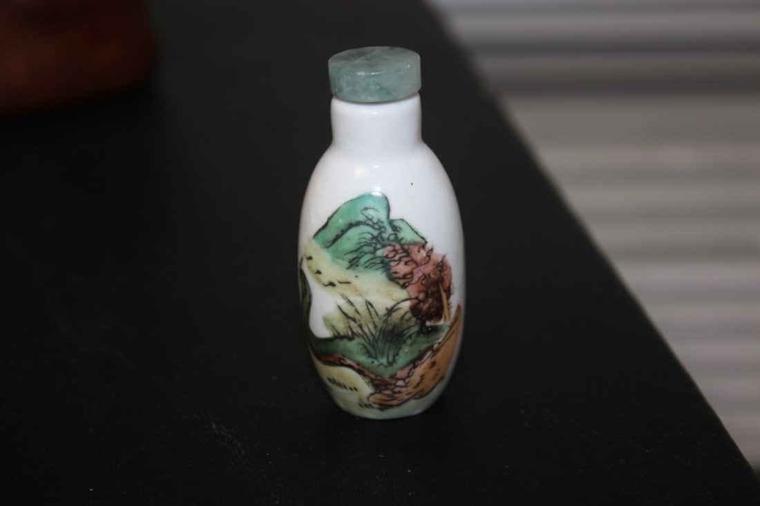 A Vintage Chinese Porcelain Snuff Bottle: 2 3/8" tall