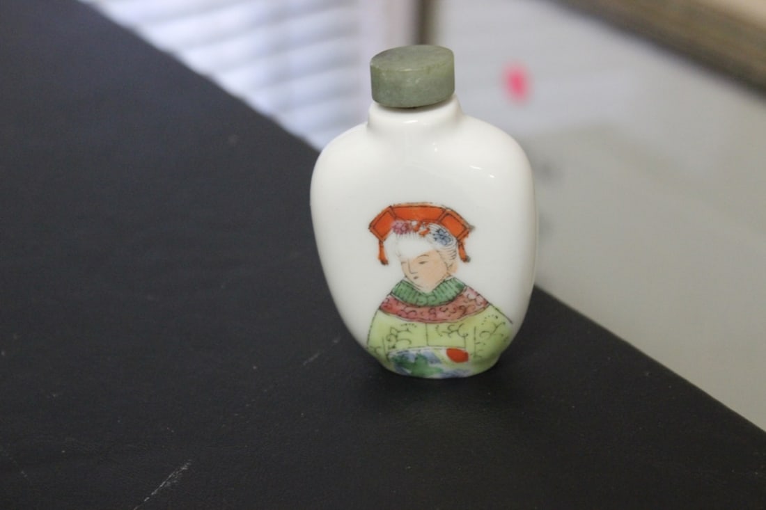 A Chinese Porcelain Snuff Bottle: Vintage - 3" tall - please note: minor loss on the enamel