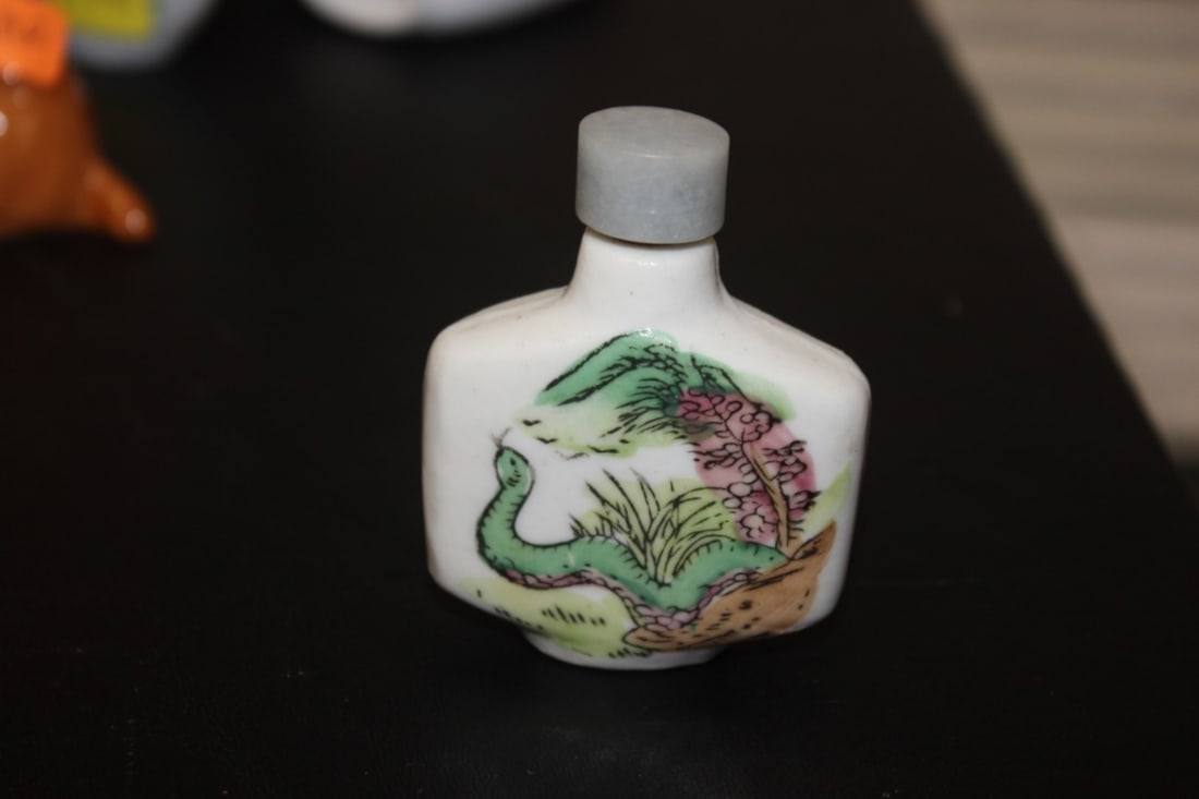 A Vintage Chinese Porcelain Snuff Bottle: 2 1/2" tall