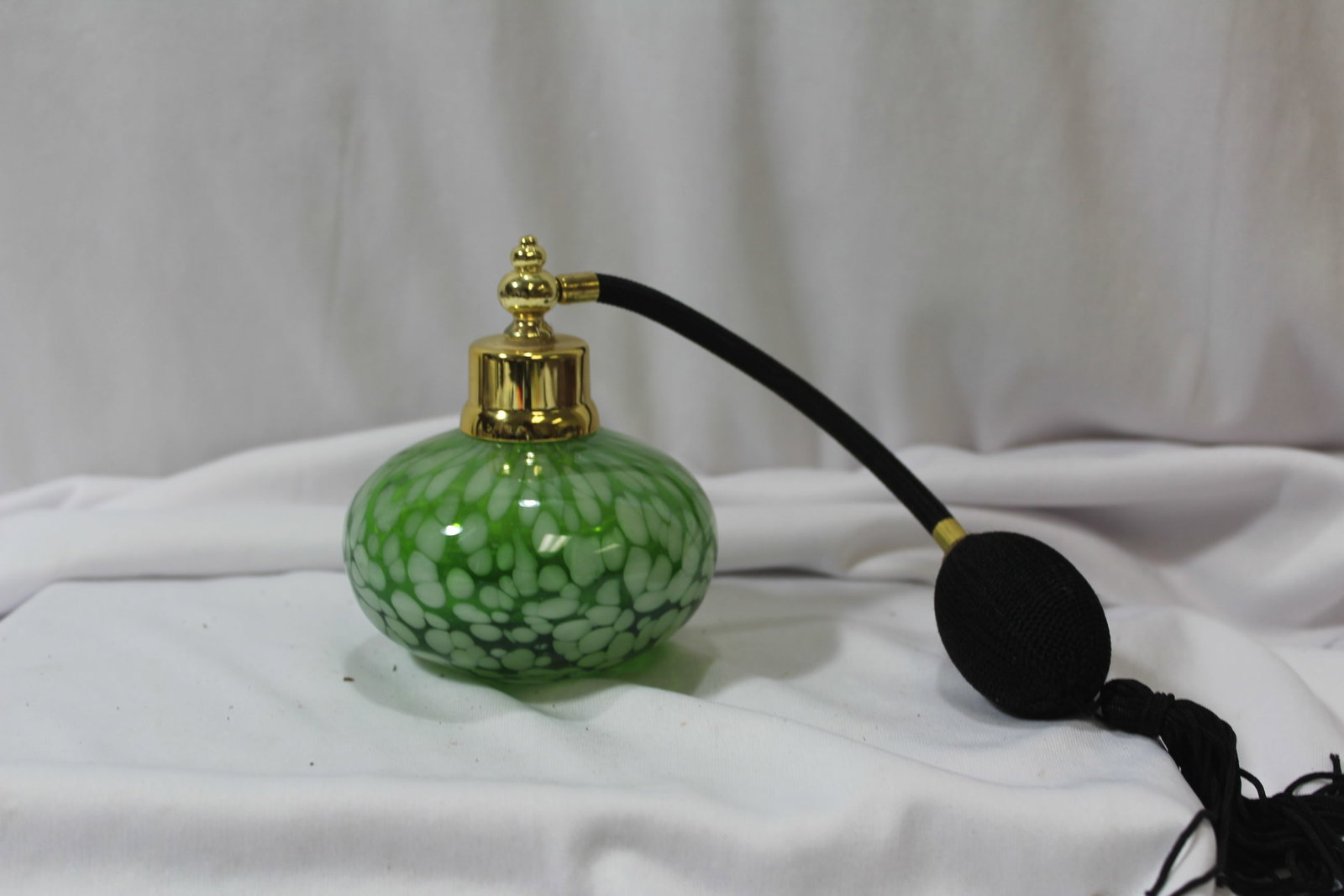 An Artglass Parfume Bottle: with atomizer - 4 1/4" tall