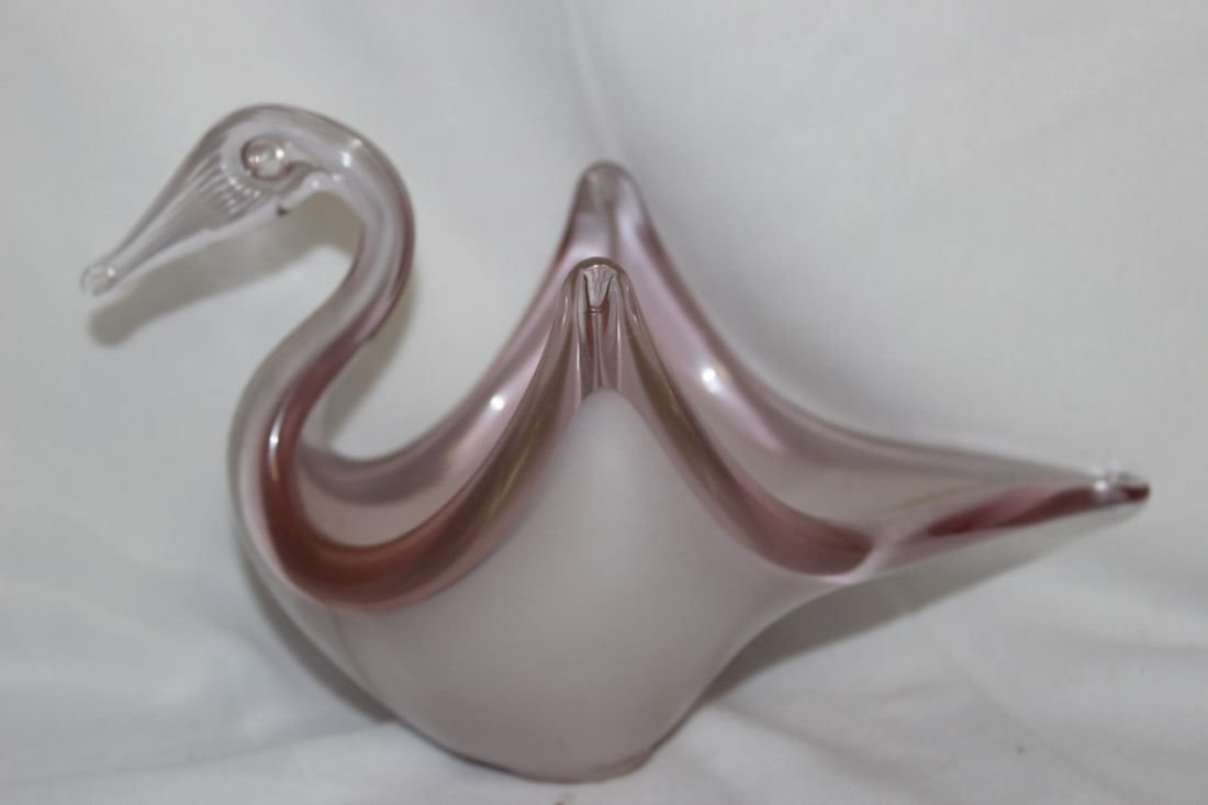 A Glass Swan Bowl: 7 inches across