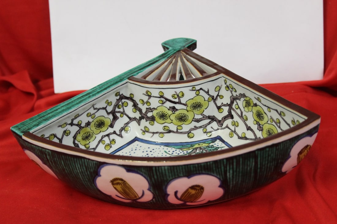 A Kutani Fan Bowl: 10 3/4" wide - mid 20th century - signed