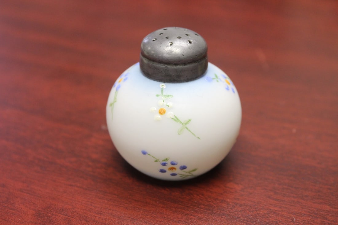 A Mount Washington Salt and Pepper Shaker: 2 5/8" tall