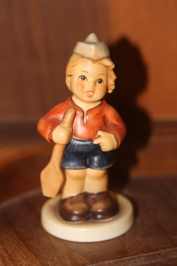 Hummel Figurine: 3 7/8" tall