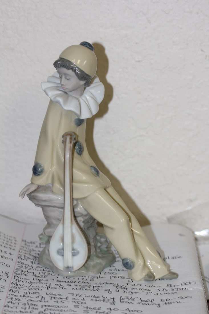 A Nao Lladro Figurine: 8" tall