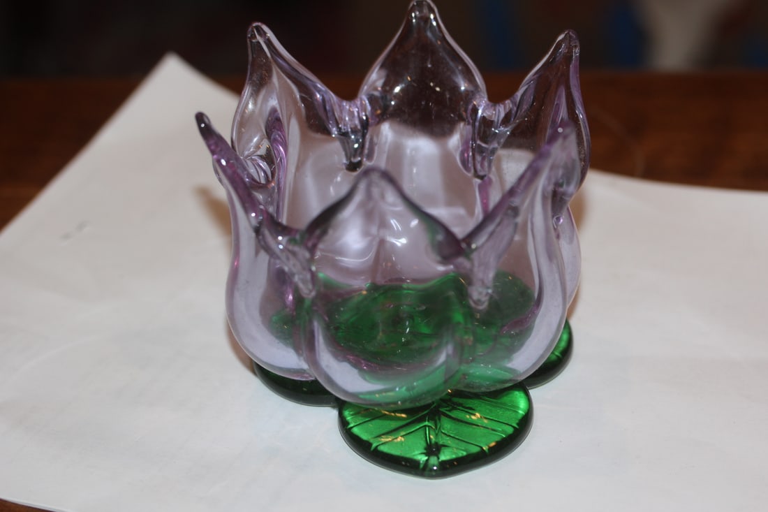 Art Glass Lotus Bowl: 4 1/4" in diameter