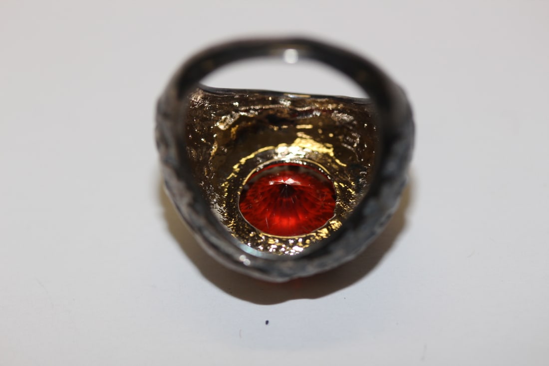 A Sterling and Red Stone Ring - 4