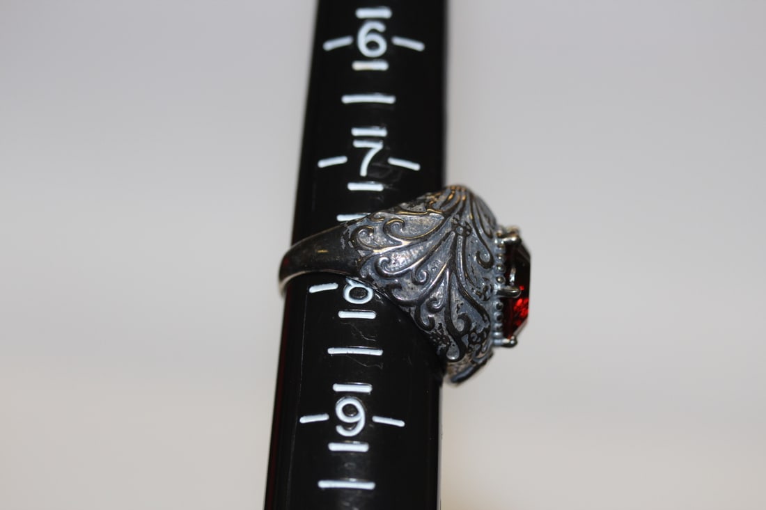 A Sterling and Red Stone Ring - 6