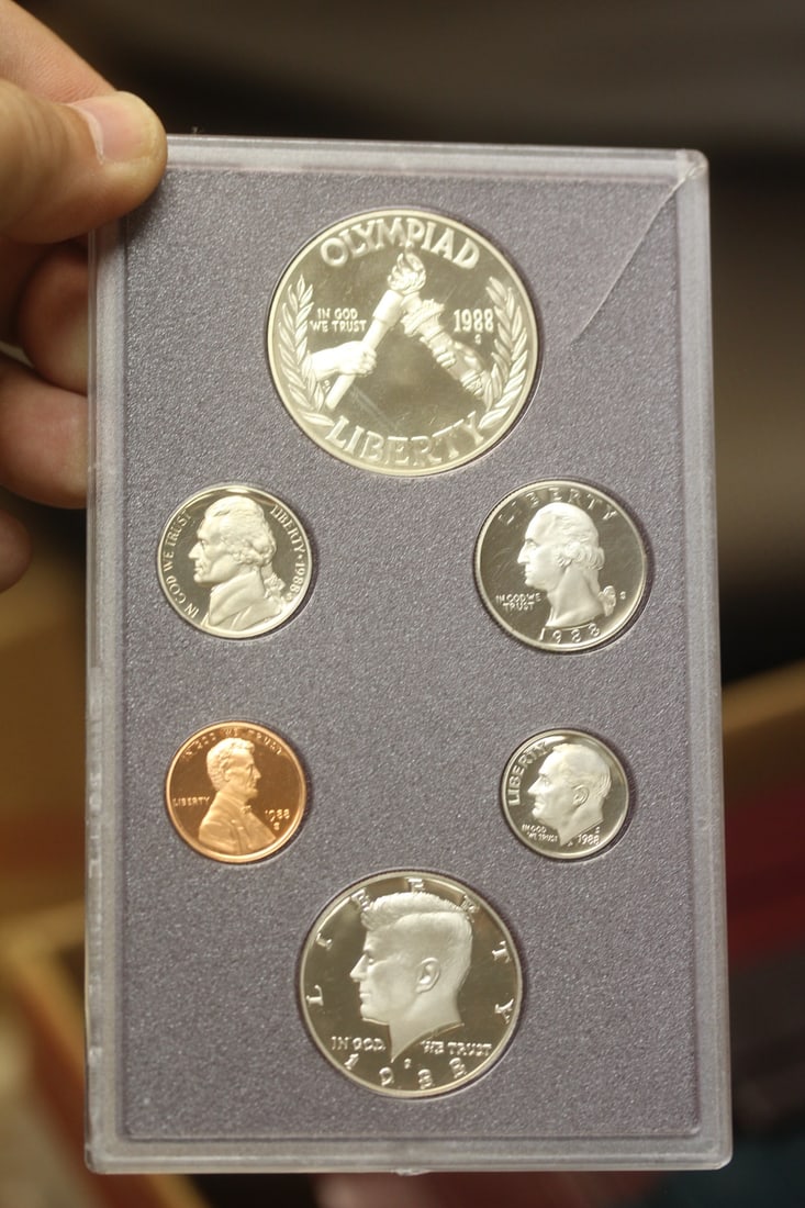 1988 Prestige Coin Set: please note: plastic case crack, no leather like case