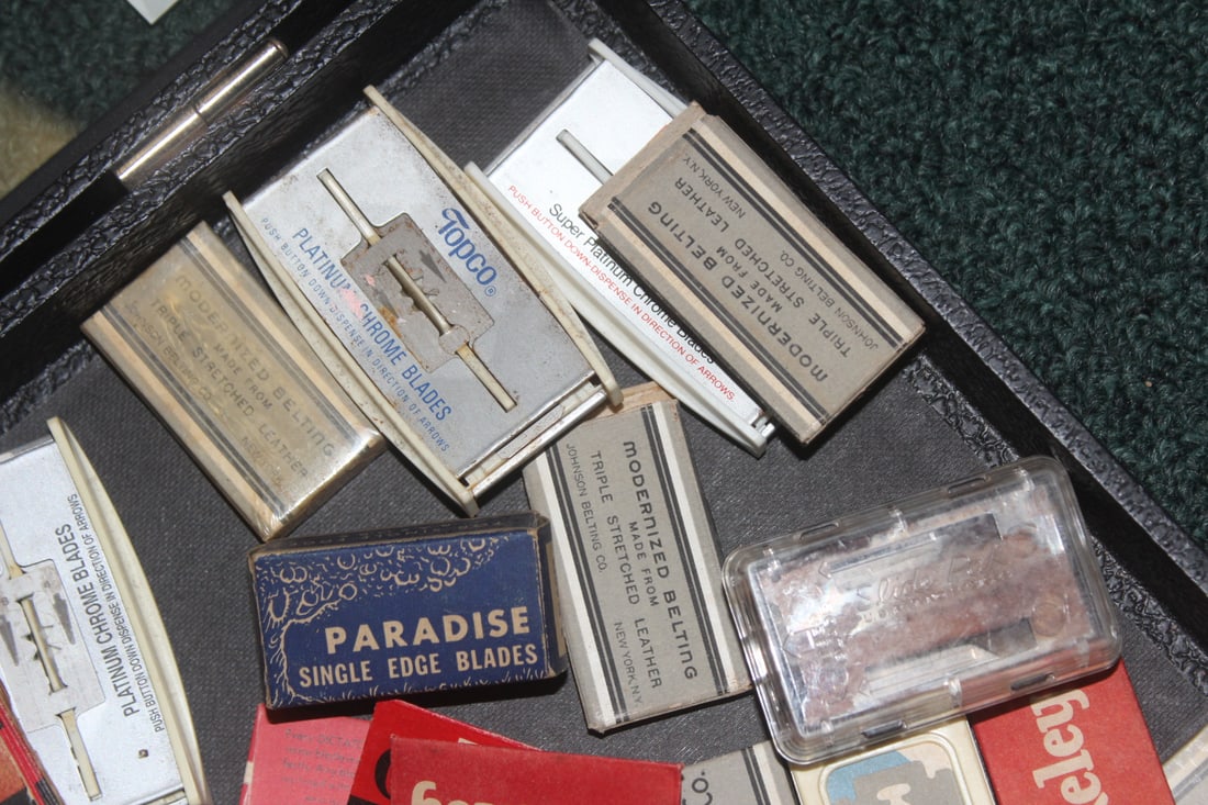 Old Razor Blades plus Case - 4