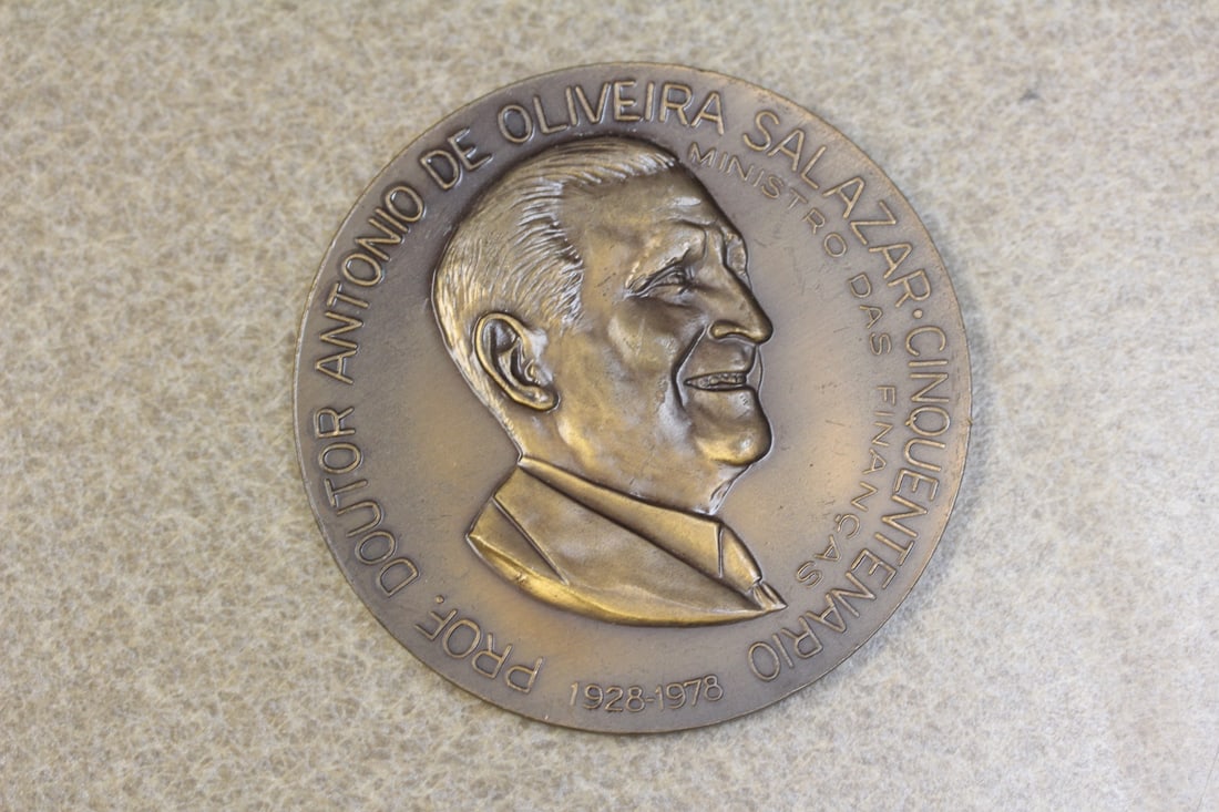 Antonio De Oliveria Salazar Bronze Plaque: 3" in diameter