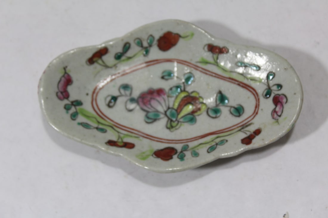 An Antique Chinese Porcelain Bowl: 5 3/4" in diameter - 19th century