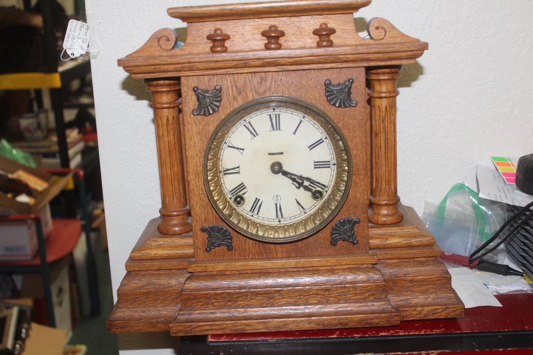 Ingraham Wooden Mantle Clock (1 of 6)