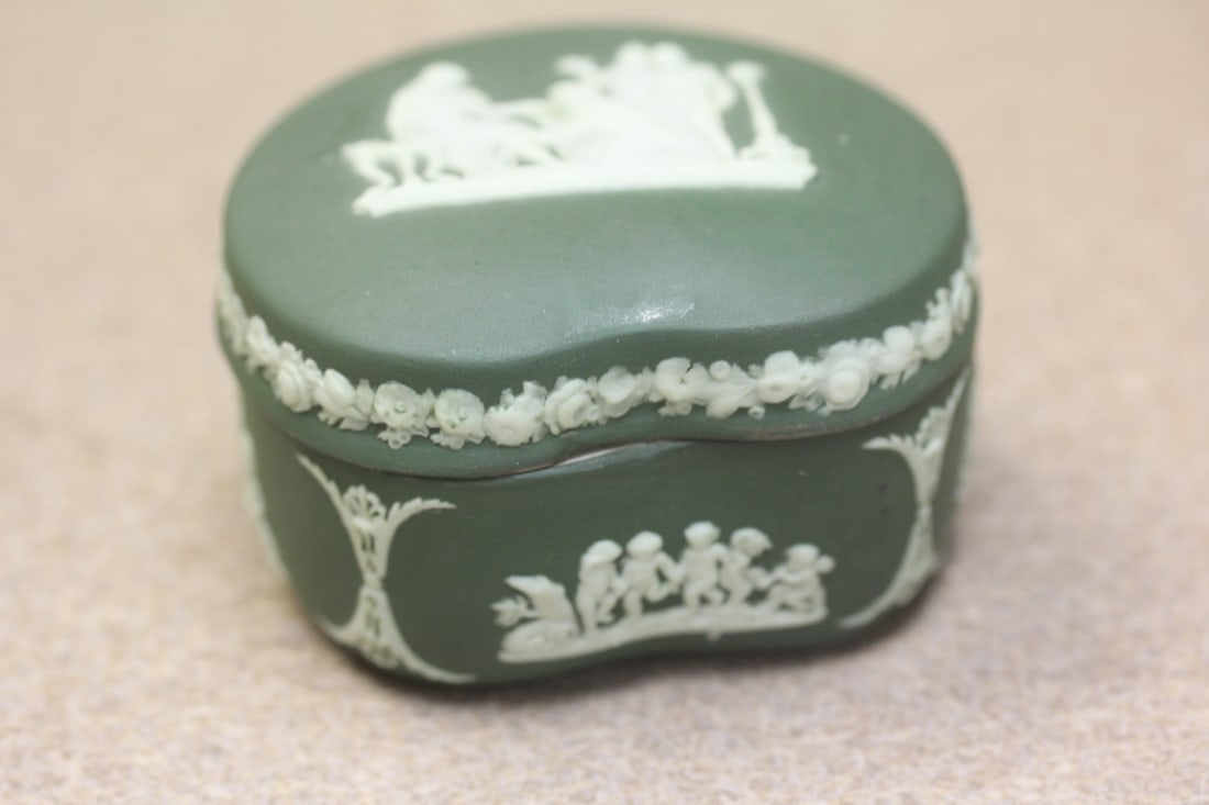 Wedgwood Jasperware Kidney Shape Trinket Box: 3" across