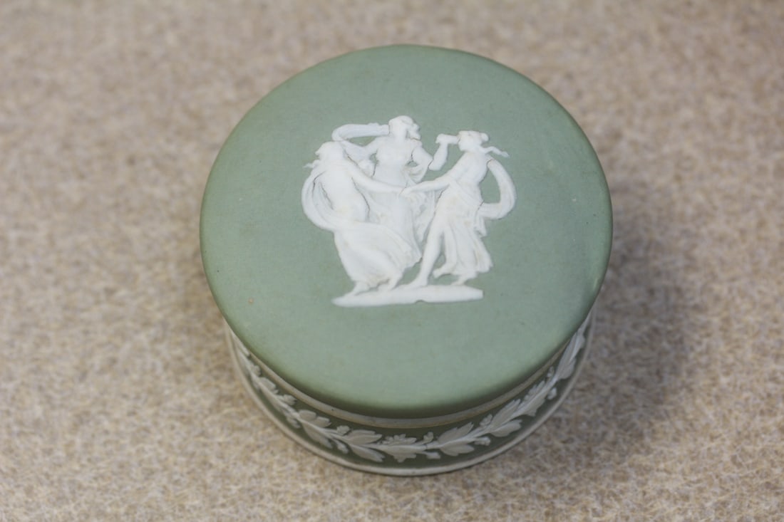 Wedgwood Trinket Box: appeared to be old - possibly early 20th century - 2 7/8" in diameter