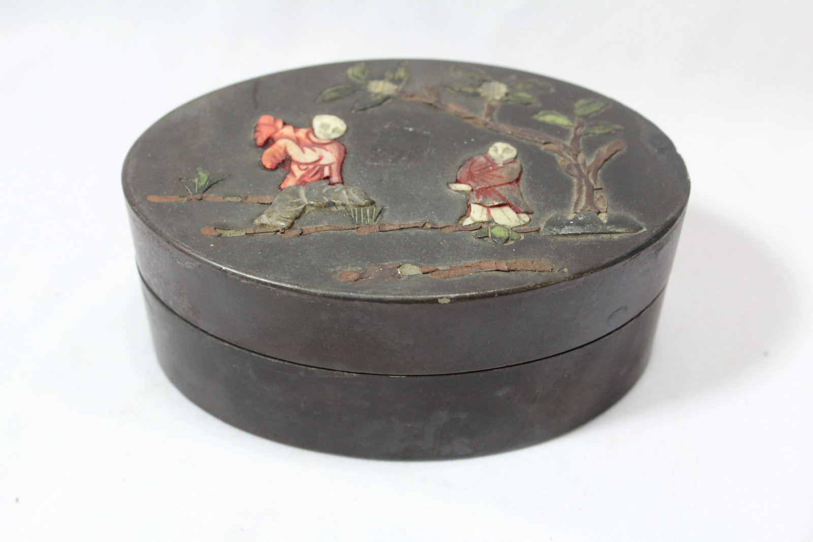 A Vintage Chinese Jade and Hardstone Lacquer Box: 5 1/8" in diameter