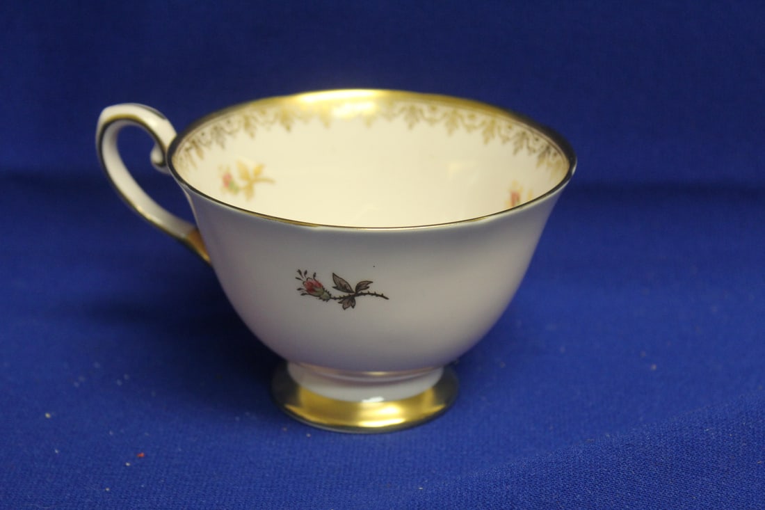 A Tuscan Bone China England Cup: 3 7/8" in diameter