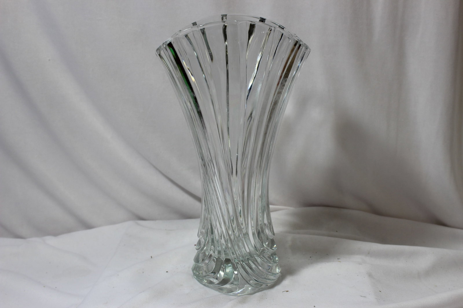 An Art Glass Vase: 10 1/8" tall