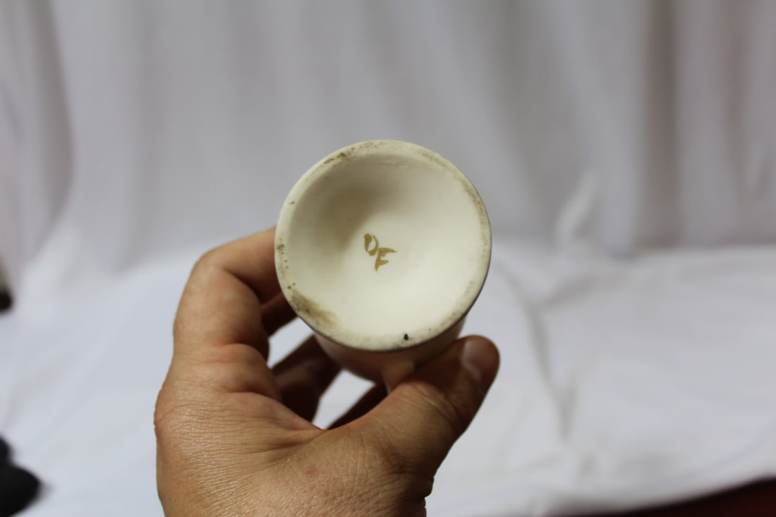 A Ceramic Urn - 5