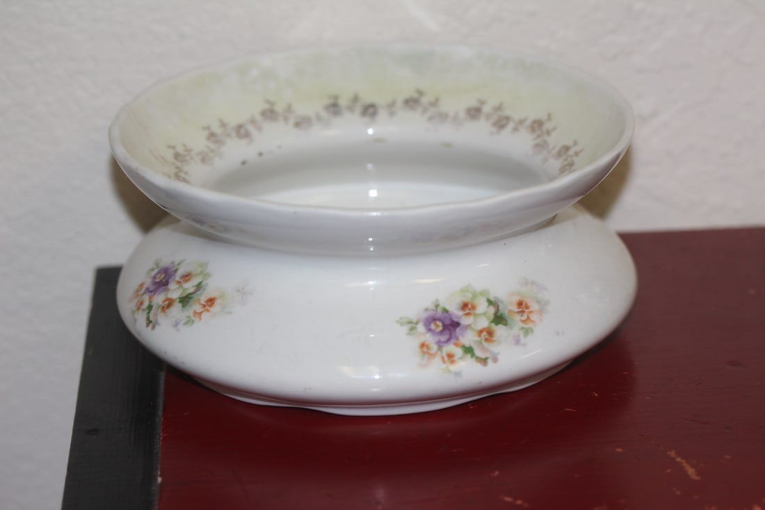Homer Laughlin Spittoon: 6 7/8" in diameter