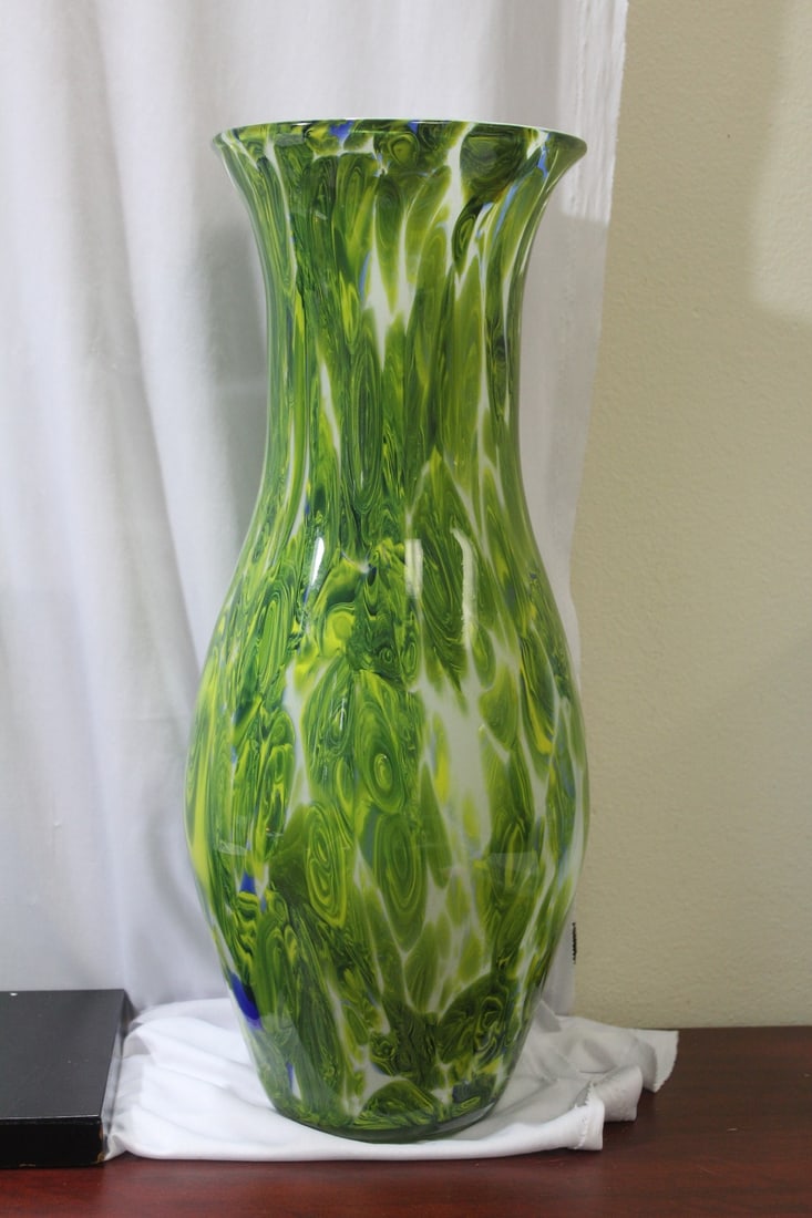 A Large Artglass Vase (1 of 7)