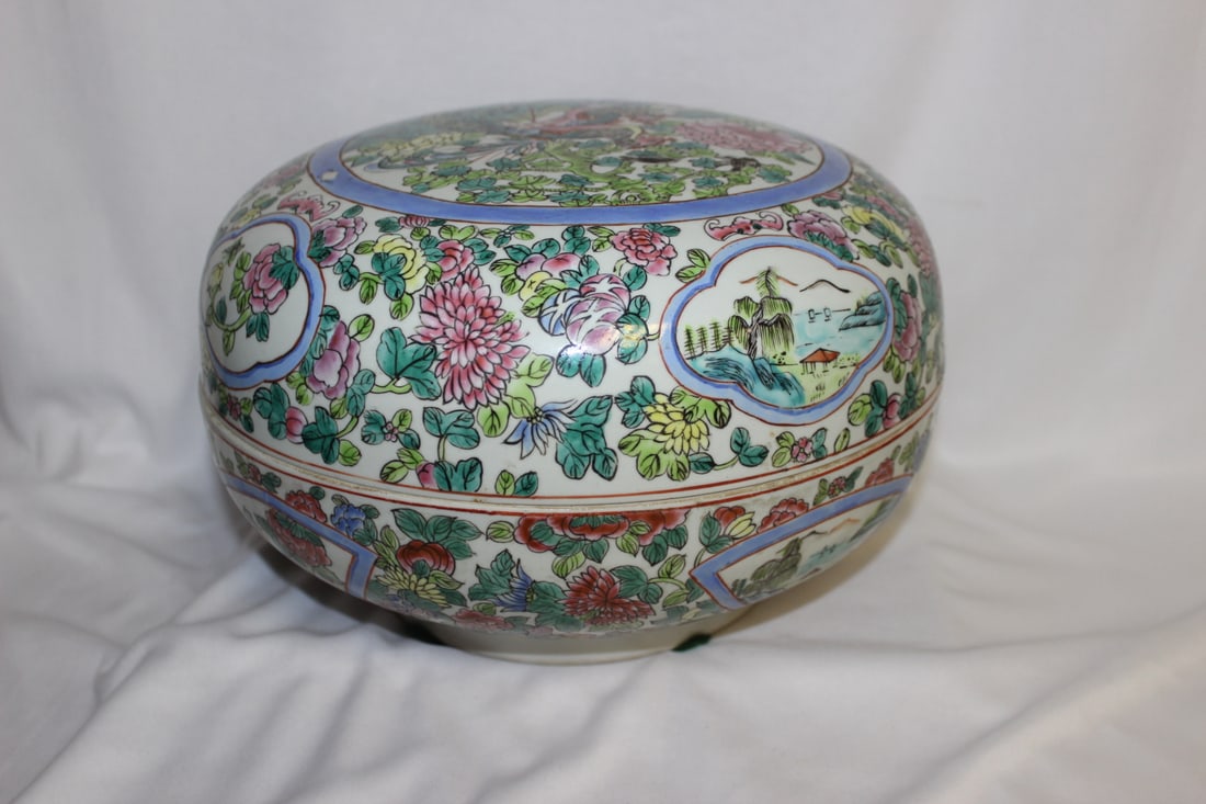A Chinese Porcelain Famille Verte Round Box: 10 1/2" indiameter - please note: one small paint loss due to age, as shown - 6 3/4" tall
