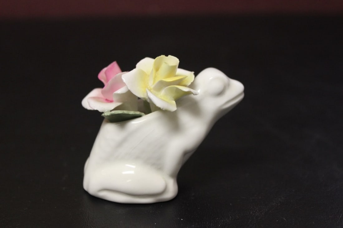 A Radnor Bone China Frog: 2 3/8 inches tall