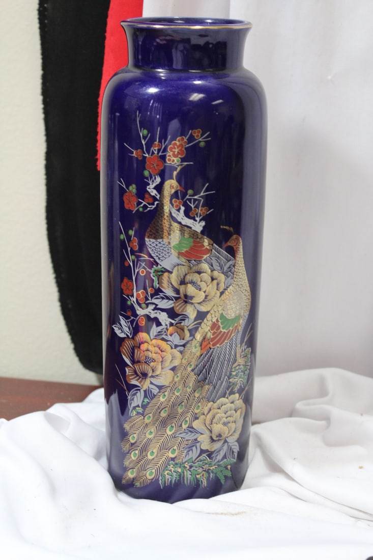 A Japanese Kutani Vase: 10 7/8" tall