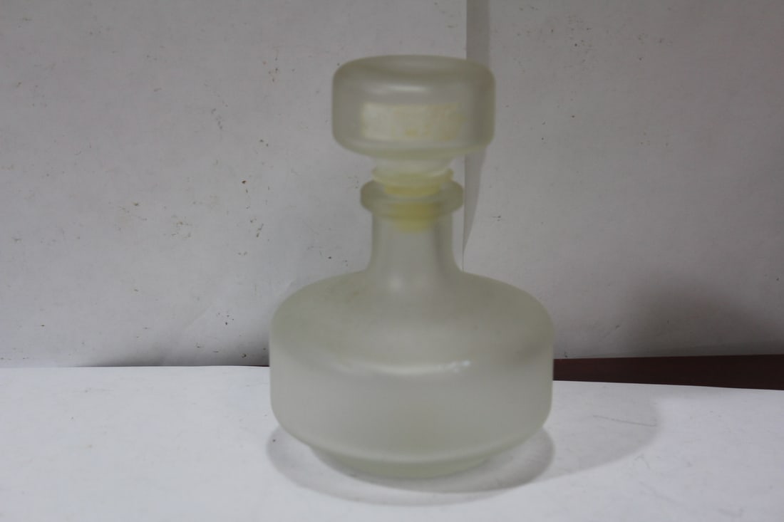 A Vintage Frost Glass Decanter: 5 3/4" tall