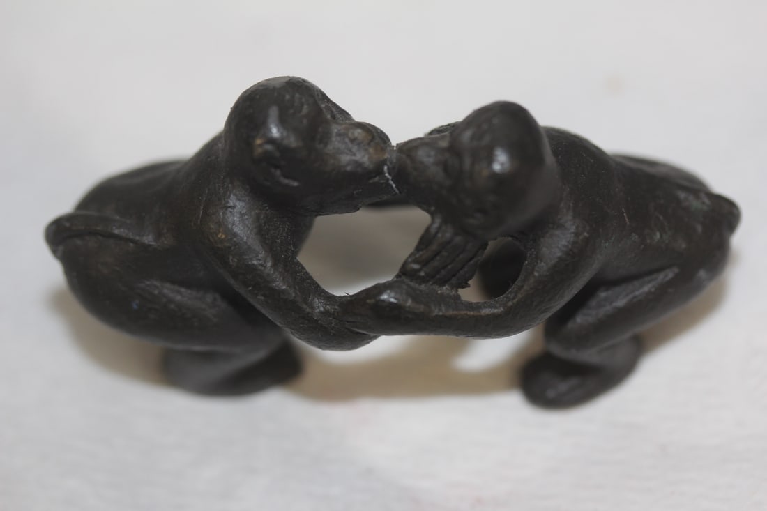 Small Cast Iron Kissing Monkeys: solid