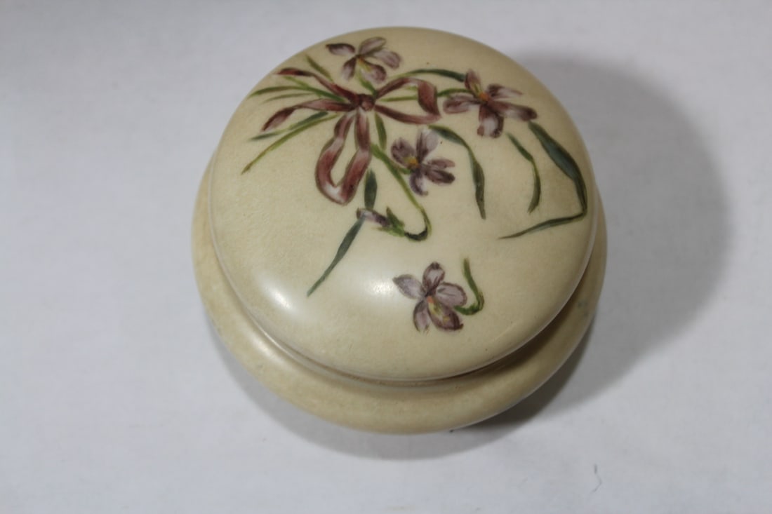 A Vintage Porcelain Round Trinket Box: Possibly old - 3 3/4" in diameter