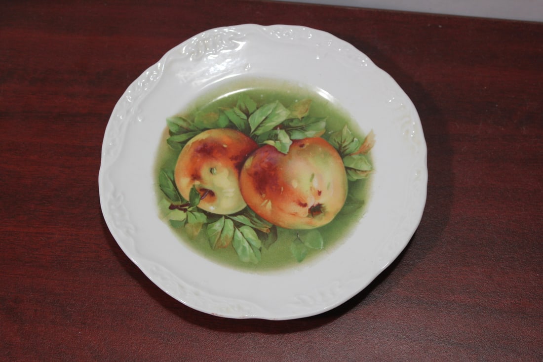 An Antique German Plate: 7" in diameter
