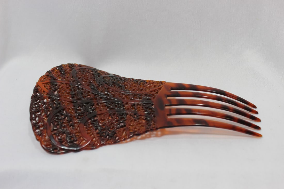 A Faux T o r t oi s e Shell Hair Piece: lucite -7 3/4" long