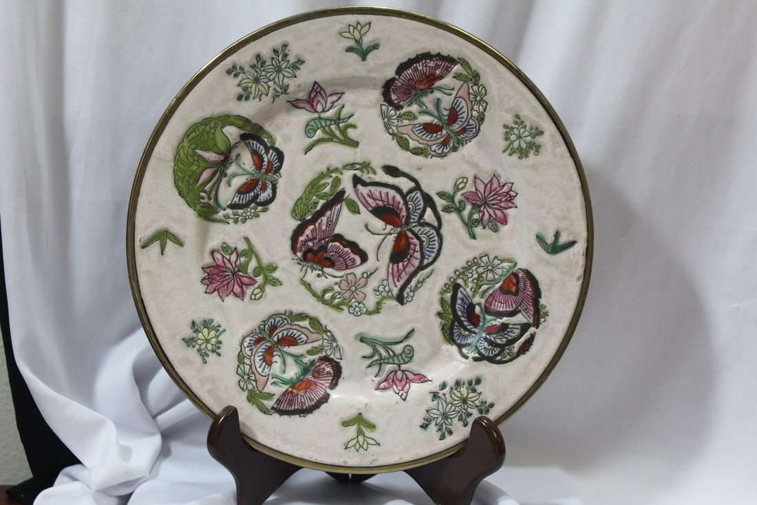 A Signed Chinese Plate: 10 1/4" in diameter