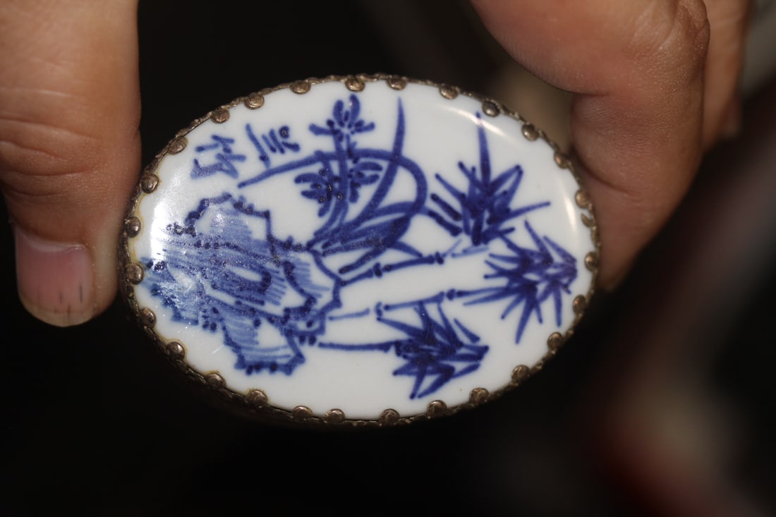 Vintage Chinese Porcelain Trinket Box: 2 5/8" in diameter