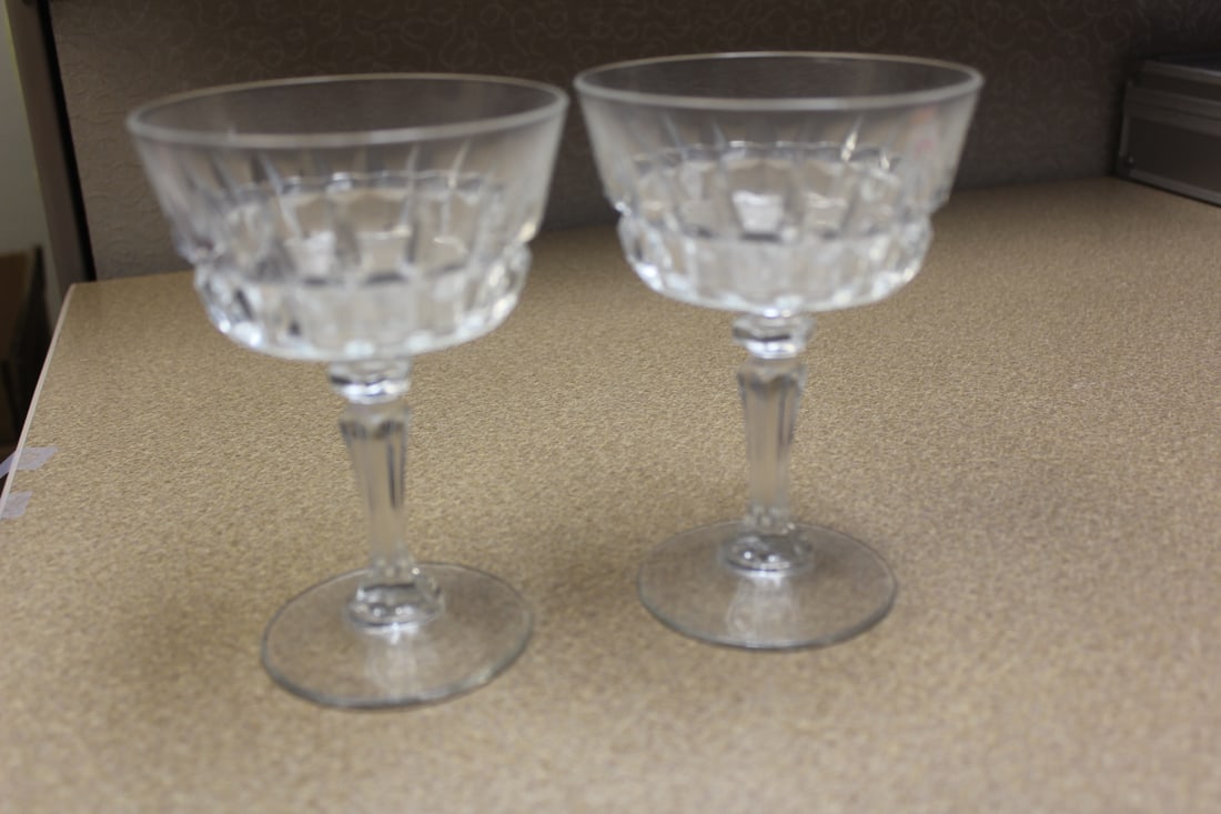 Set of 2 Glass Goblets: 5 1/2" tall