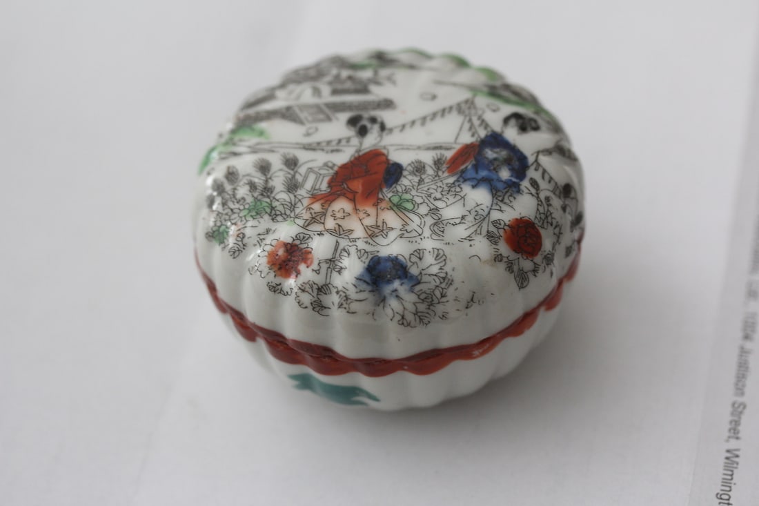 Antique Japanese Geisha Box: early 20th century - 3" in diameter