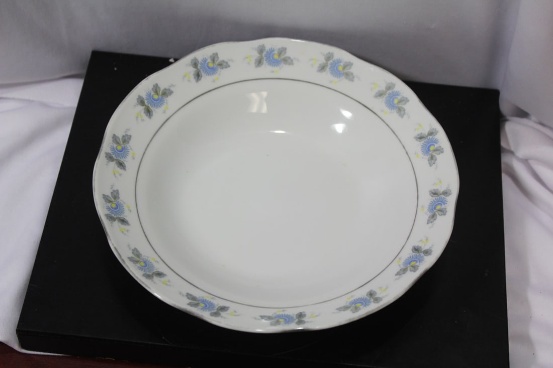 A Chinese Bowl: 8" in diameter