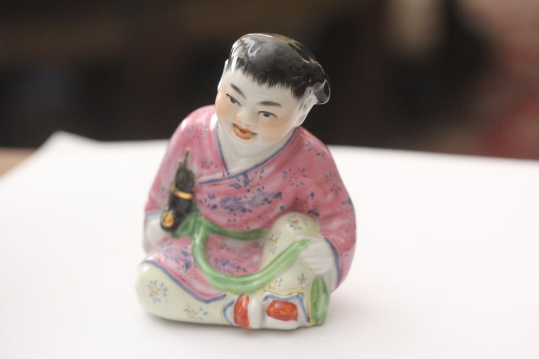 Chinese Porcelain Figurine: old - 2 3/4" wide - nicely done