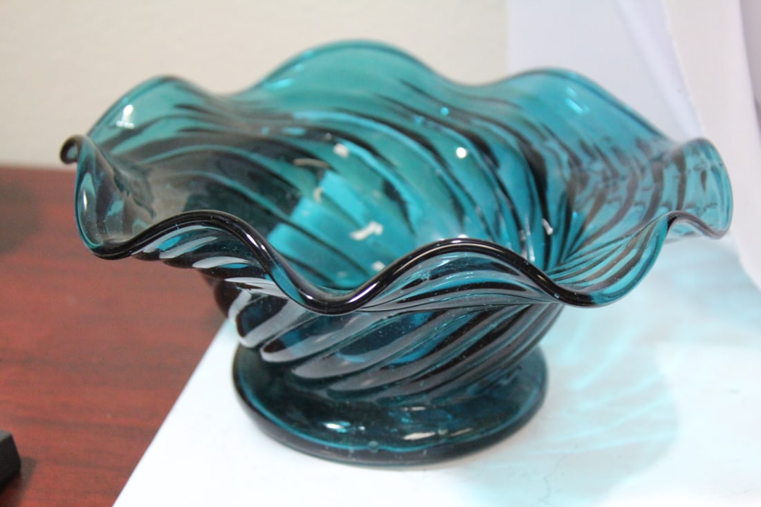 An Artglass Bowl: 7" in diameter