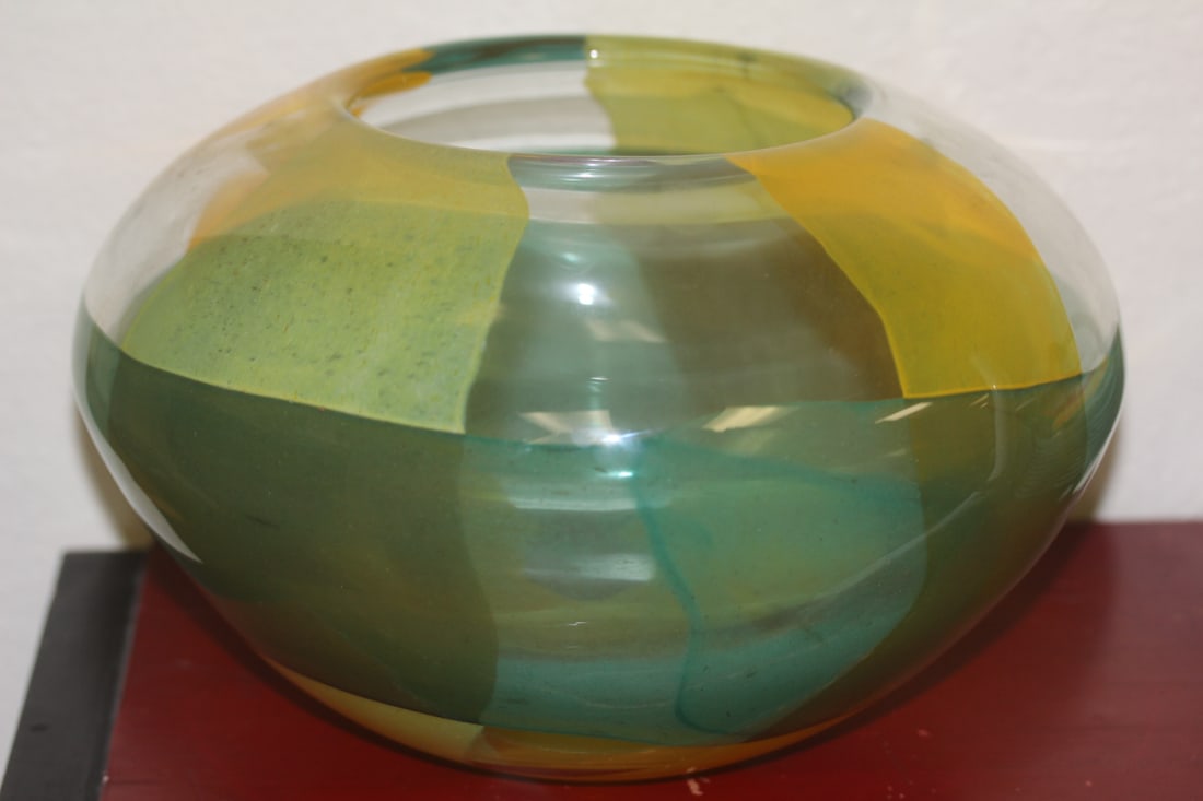Beautiful Art Glass Center Piece: 10" wide by 7 1/2" tall