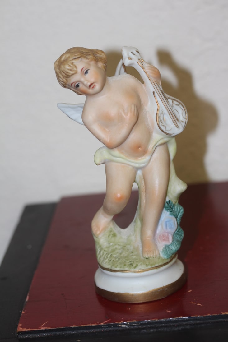 Ceramic Angel Figurine: 6 3/8" tall