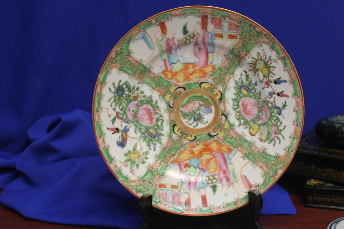 An Antique Chinese Rose Medallion Plate: early 20th century - 9 3/4" in diameter