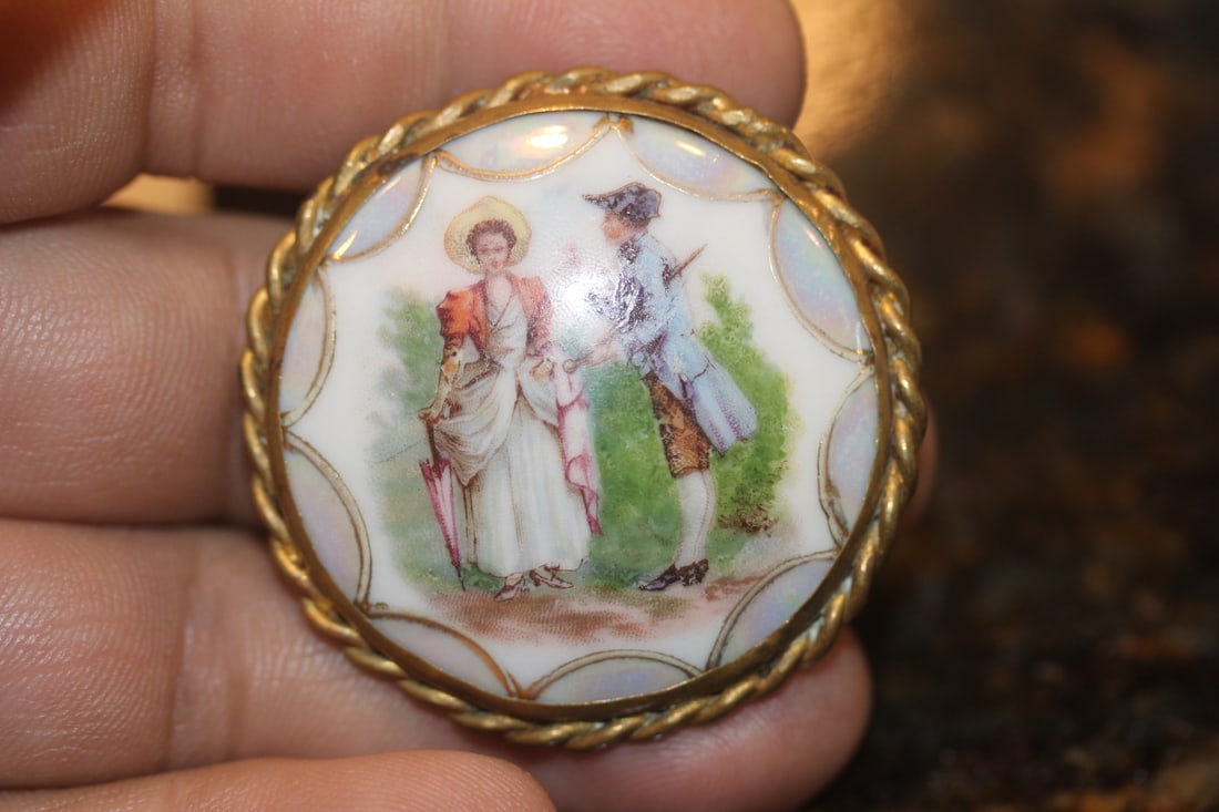 Porcelain Pin or Brooch: gold plated - 19th century