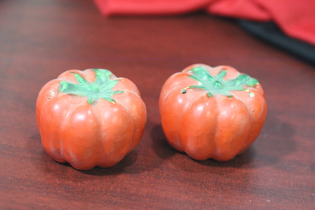 A Pair of Tomato Form Salt and Pepper sHaker: 1 3/8" tall