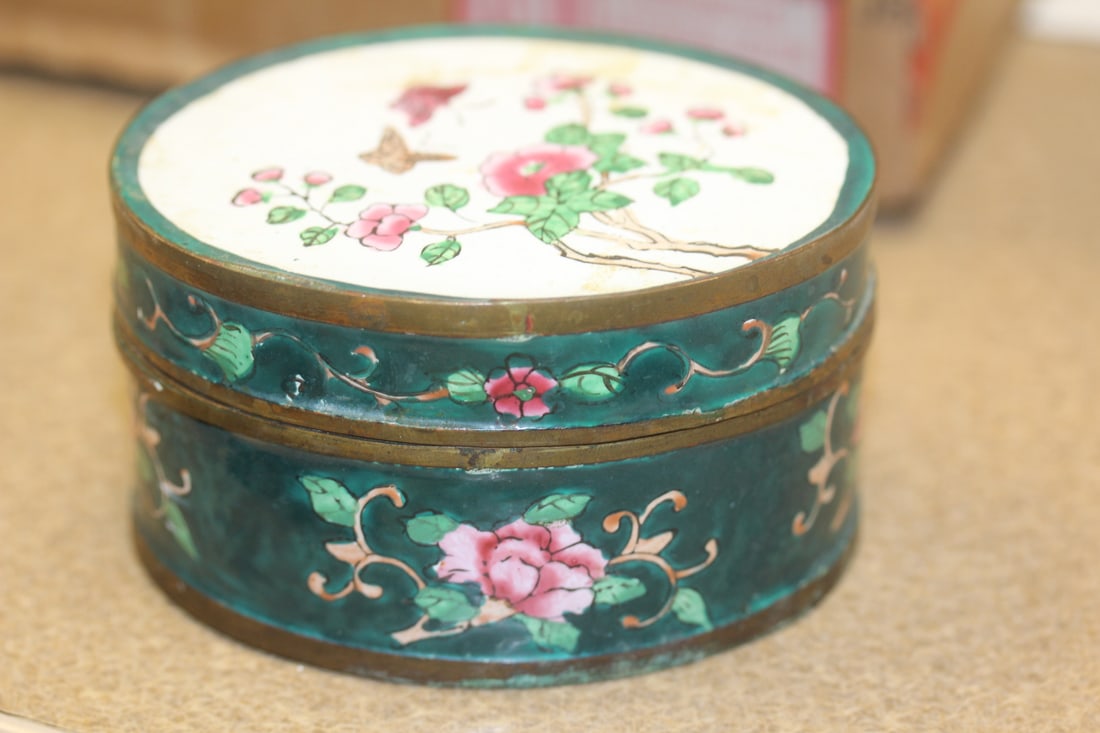 Cloisonne Oval Trinket Box: 3 3/4" in diameter